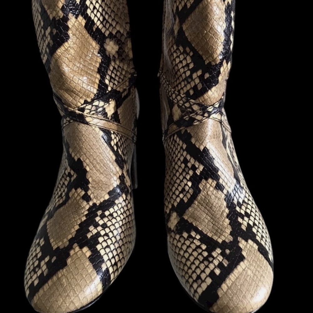 TORY BURCH Snake Print LEATHER HEELED SIDE ZIP CLOSURE BOOTS SIZE 5.5M - Picture 2 of 7